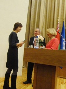 Почётная грамота республиканского комитета профсоюза вручается Ларисе Михайловне Ладошкиной